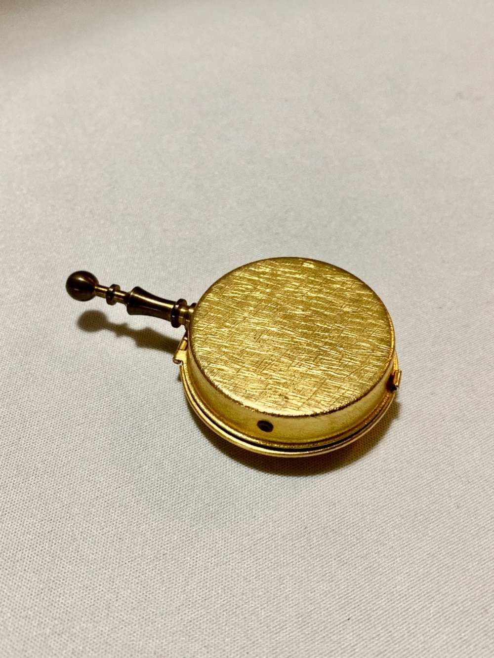 Vintage Gold Tone Metal Ladies Portable Compact Astray - Picture 3 of 6